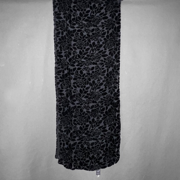 Vintage Black Velvet Rose Scarf - Picture 6 of 10